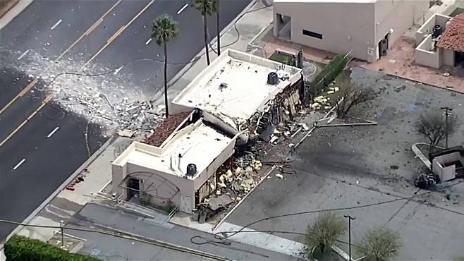 17일 미국 캘리포니아 주 팜스프링스의 한 난임치료병원 근처에서 차량이 폭발하면서 병원 건물이 심하게 파손된 모습. /로이터 연합뉴스