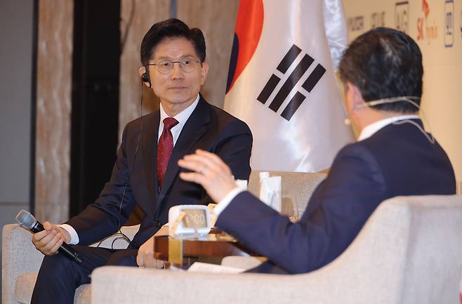 김문수 국민의힘 대선 후보가 19일 서울 종로구 포시즌스 호텔에서 열린 주한미국상공회의소(암참) 간담회에서 제임스 김 암참 회장과 대담을 하고 있다. /연합뉴스