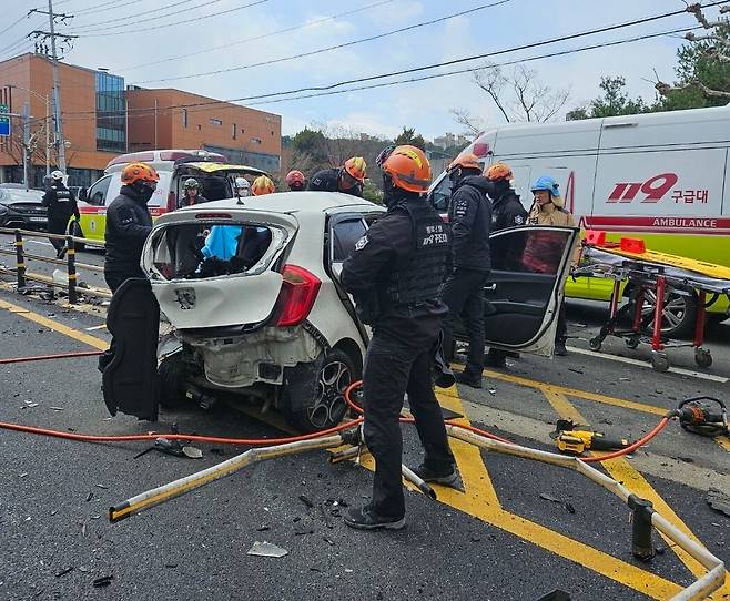 3월 30일 낮 12시42분쯤 충북 청주시 서원구 수곡동 남중학교 앞 삼거리에서 승용차 등 차량 5대가 잇달아 부딪히는 사고가 발생해 3명이 심정지 상태로 병원으로 옮겨졌다. /청주동부소방서 제공