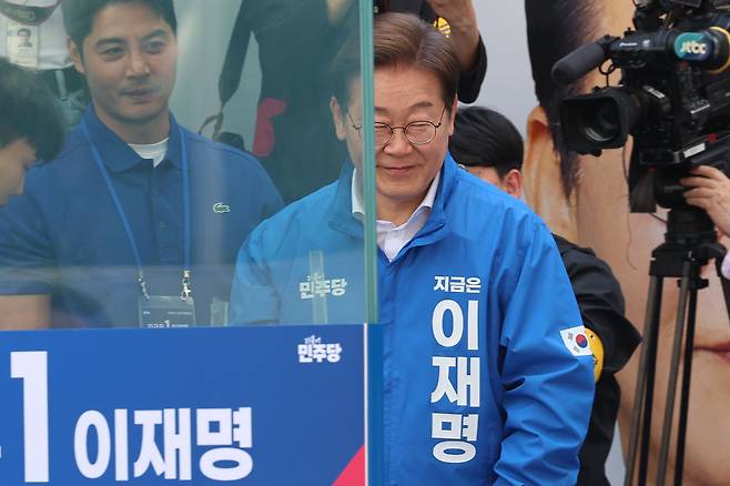 이재명 더불어민주당 대통령 후보가 19일 서울 용산구 용산역 광장에서 열린 집중유세에서 연설을 하기 위해 방탄유리 내부로 이동하고 있다. (공동취재)/뉴스1