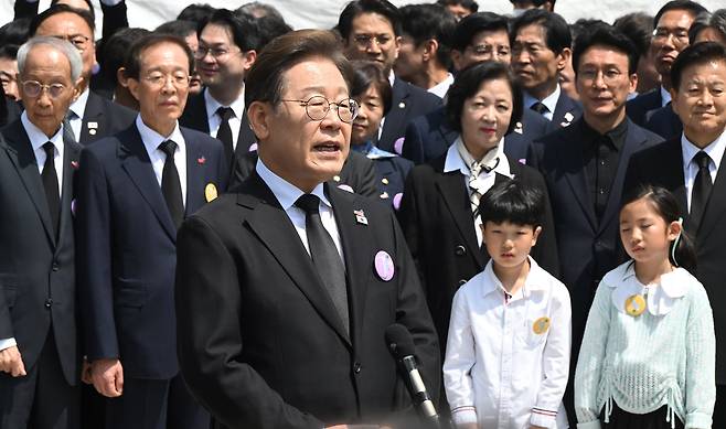 이재명 더불어민주당 대통령 후보가 18일 광주 북구 국립5·18민주묘지에서 열린 '제45주기 5·18 민주화운동기념식'에 참석한 뒤 취재진의 질의에 답하고 있다. /뉴스1