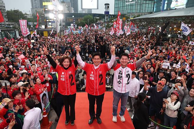 김문수 국민의힘 대통령 후보(가운데)가 19일 서울 중구 서울역 광장에서 나경원(왼쪽), 안철수 의원과 유세를 하고 있다. /뉴스1