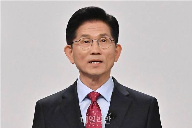 김문수 국민의힘 대선 후보가 중앙선거방송토론위원회 주관으로 18일 서울 상암동 SBS 프리즘센터 스튜디오에서 열린 21대 대선 1차 후보자 토론회를 준비하고 있다. ⓒ국회사진취재단