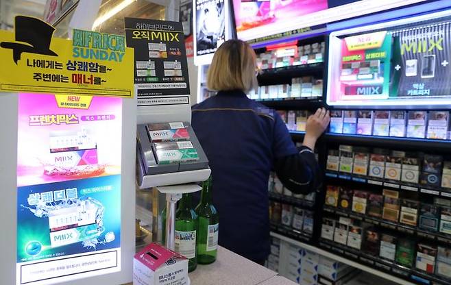 서울 시내의 한 편의점 계산대에 있는 담배 판매대와 광고문구의 모습.ⓒ뉴시스