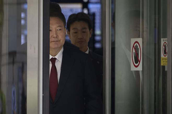 윤석열 전 대통령이 19일 서울 서초구 중앙지방법원에서 열린 내란 우두머리 혐의, 직권남용 권리행사방해 혐의 사건 4차 공판의 오전 재판을 마친 뒤 이동하고 있다. 2025.05.19. 사진공동취재단