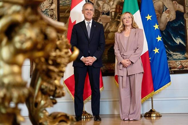 지난17일 이탈리아 로마의 치기궁에서 마크 카니(왼쪽) 캐나다 총리가 이탈리아 총리 조르지아 멜로니(오른쪽)를 방문해 회담을 갖기 직전 기념 사진을 찍고 있다. EPA 연합뉴스