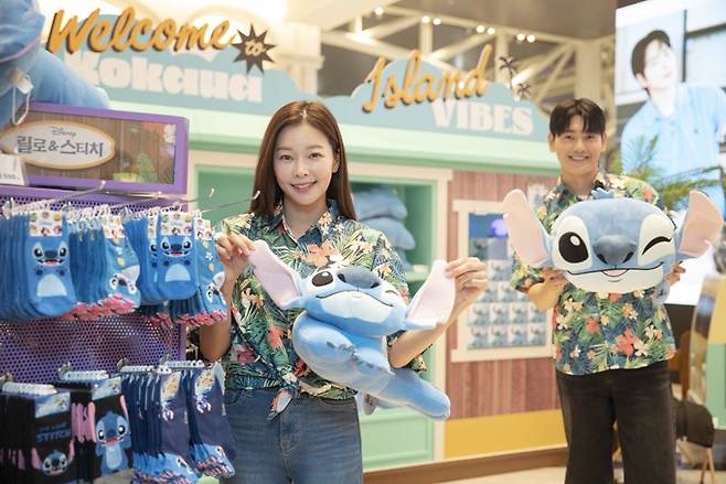 19일 모델들이 신세계백화점 강남점 1층 오픈스테이지에 마련된 '릴로&스티치 오하나 팝업스토어'에서 판매하는 굿즈를 소개하고 있다. 신세계백화점 제공