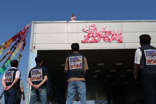 박정혜씨가 12일 경북 구미시 한국옵티칼하이테크공장 고공농성장에서 전국금속노동조합 한국오웬스코닝지회 조합원들과 이야기를 나누고 있다. 백소아 기자 thanks@hani.co.kr