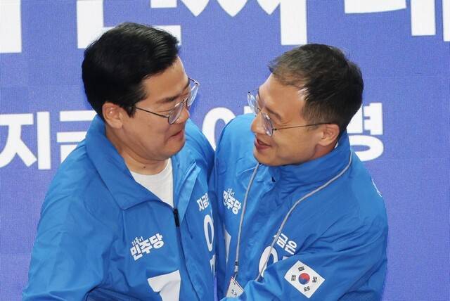 박찬대 더불어민주당 대표 직무대행 겸 원내대표(왼쪽)가 19일 서울 여의도 더불어민주당 당사에서 열린 중앙선거대책위원회에서 국민의힘을 탈당한 뒤 민주당에 입당한 김상욱 의원을 환영하고 있다. 연합뉴스