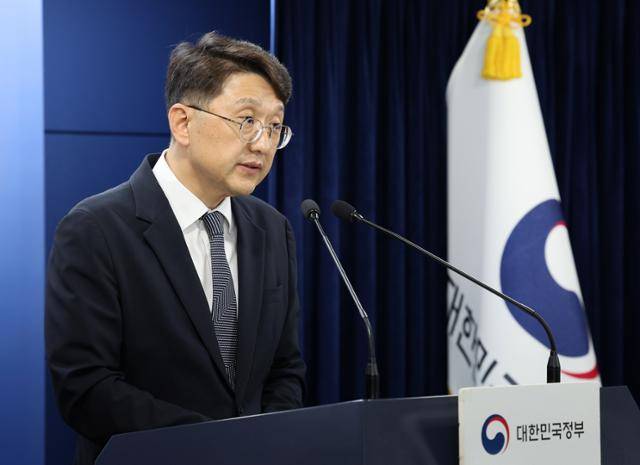 최우혁 과학기술정보통신부 정보보호네트워크정책관이 19일 서울 종로구 정부서울청사에서 SK텔레콤 유심 해킹 사고 관련 민관합동조사단 중간 조사 결과를 발표하고 있다. 뉴시스