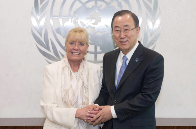 베티 윌리엄스는 노벨평화상 수상자로서의 명성과 화려한 삶을 만끽했다. 2014년 2월 반기문 당시 유엔 사무총장과의 기념사진. media.un.org