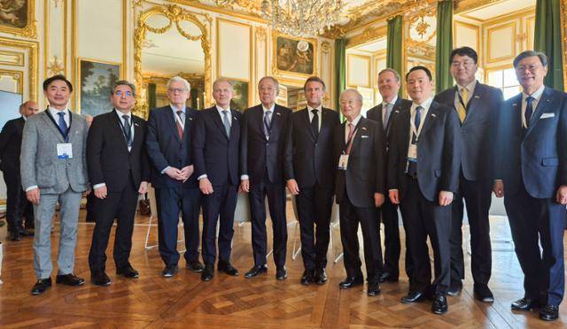에마뉘엘 마크롱 프랑스 대통령이 류진 한국경제인협회 회장 등 한국 민간 경제사절단과 19일(현지시간) 프랑스 파리 인근 베르사유궁에서 열린 '한-프랑스 특별 라운드테이블'에서 기념촬영을 하고 있다. 왼쪽부터 오정강 엔켐 대표이사, 장재훈 현대차그룹 부회장, 쟝 르미에르 BNP파리바 회장, 프랑수와 자코브 에어리퀴드 최고경영자(CEO), 류 회장, 마크롱 대통령, 손경식 CJ그룹 회장, 바우터 반 베르쉬 에어버스(Airbus) 수석부사장, 허진수 SPC그룹 사장, 조원태 한진그룹 회장, 김창범 한경협 부회장. 한경협 제공
