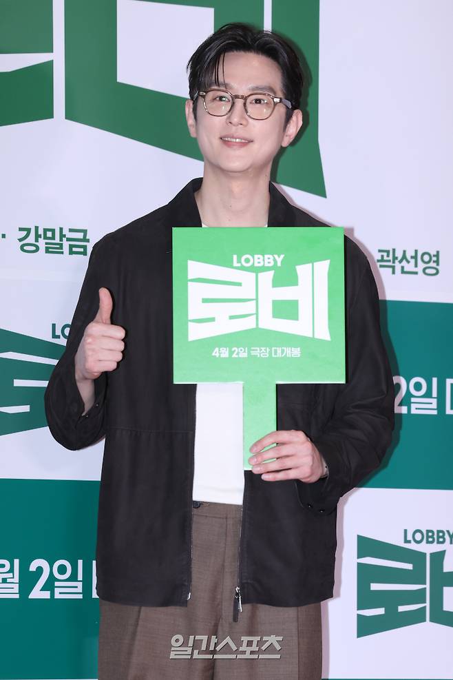 배우 권율이 31일 오후 서울 송파구 롯데시네마 월드타워점에서 열린 영화 '로비' VIP 시사회 포토월에 참석해 포즈를 취하고 있다. 서병수 기자 qudtn@edaily.co.kr /2025.03.31/