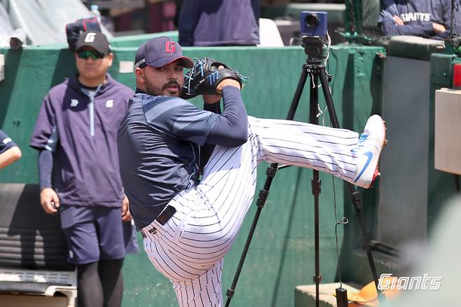 18일 부산 사직구장에서 불펜피칭을 하고 있는 감보아. 사진=롯데 자이언츠