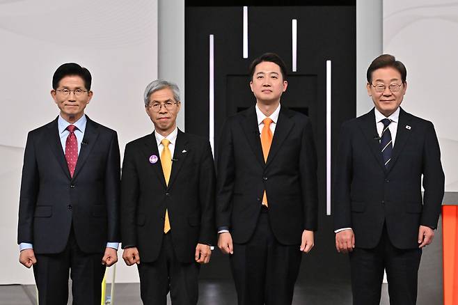 이재명 더불어민주당·이준석 개혁신당 ·권영국 민주노동당 ·김문수 국민의힘 대선 후보(오른쪽 부터)가 중앙선거방송토론위원회 주관으로 18일 서울 상암동 SBS 프리즘센터 스튜디오에서 열린 제21대 대선 1차 후보자 토론회에서 기념 촬영을 하고 있다. 국회사진기자단