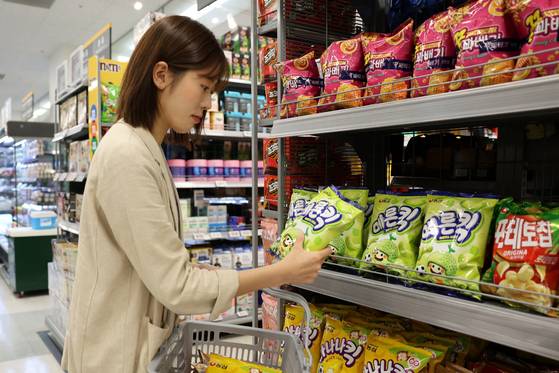 농심이 1978년 출시된 바나나킥의 후속작으로 약 50년 만에 선보인 메론킥. 사진 농심