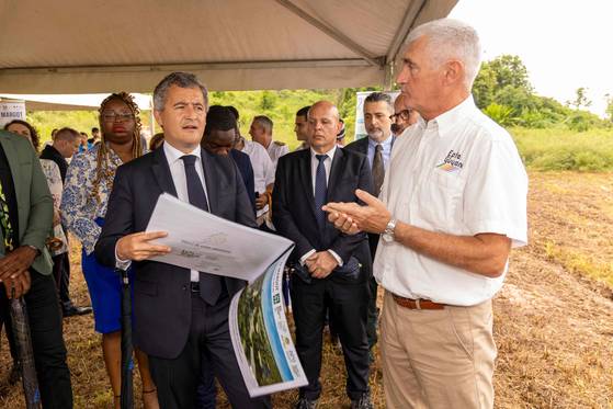 제랄드 다르마냉 프랑스 법무장관이 18일(현지시간) 프랑스령 기아나 생로랑뒤마로니에서 열린 미래 사법부 청사 건립 프로젝트 발표회에 참석해 있다. AFP=연합뉴스