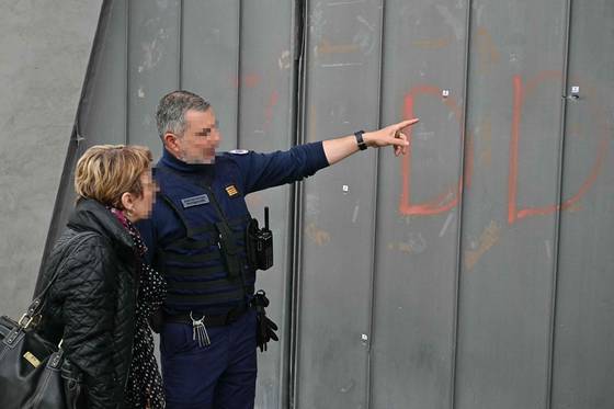 4월 15일(현지시간) 프랑스 남부 툴롱 인근 라팔레드에 위치한 툴롱 라팔레드 교도소의 한 교도소 담당자가 문에 난 총탄 자국을 확인하고 있다.AFP=연합뉴스