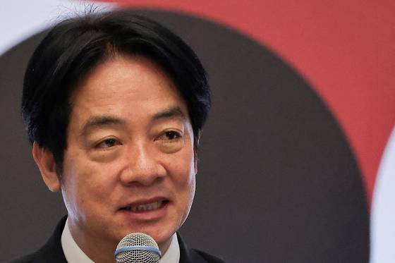 20일 라이칭더 대만 총통이 중국의 압박, 야권의 견제, 트럼프발 불확실성을 거치며 취임 1주년을 맞는다. 지난해 12월 10일 타이베이에서 열린 아시아 민주주의 및 인권상 시상식에서 발언하고 있다. 로이터