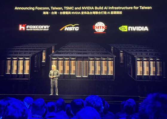 젠슨 황 엔비디아 최고경영자(CEO)가 19일 대만 타이베이 뮤직센터에서 '대만 AI 슈퍼컴퓨터 구축' 계획을 발표하고 있다. 연합뉴스