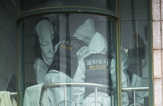 19일 경기 시흥의 편의점과 체육공원 등에서 50대 중국동포가 시민 2명을 잇달아 흉기로 찌르는 사건이 발생해 경찰이 수사에 나선 가운데 용의자의 자택과 그 주변에서 시신 2구가 발견됐다. 사진은 편의점 인근 건물에서 과학수사대원들이 감식을 위해 이동하는 모습. 연합뉴스