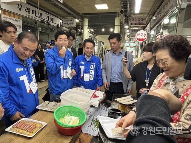 ▲ 민주당 박찬대 상임총괄선거대책위원장이 19일 홍천전통시장을 찾아 이재명 후보 지지를 호소했다. 유승현