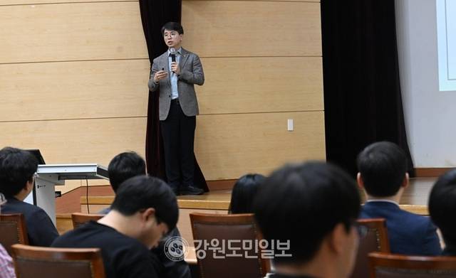 ▲ 김완섭 환경부 장관은 19일 오후 강원대 춘천캠퍼스 60주년기념관 국제회의실에서 열린 ‘강원대학교 초청 환경정책 특강’에 참석해 ‘기후위기 시대, 민생과 미래세대를 위한 주요 환경정책’을 주제로 특강했다. 김정호 기자