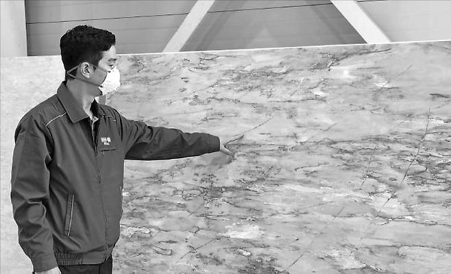 황정석 현대L&C 세종사업장 칸스톤 생산·개발팀장이 오피모 제품을 설명하고 있다. 은정진 기자