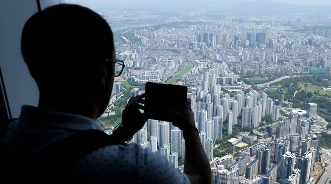 서울 송파구 서울스카이에서 바라본 아파트 단지 모습. 사진=뉴스1