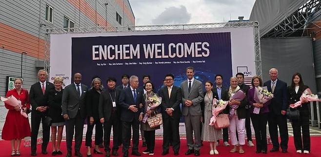 제8차 FMC 전 미 하원의원 방한단들이 엔켐 천안공장에서 기념사진을 촬영하고 있다. /사진=엔켐 제공