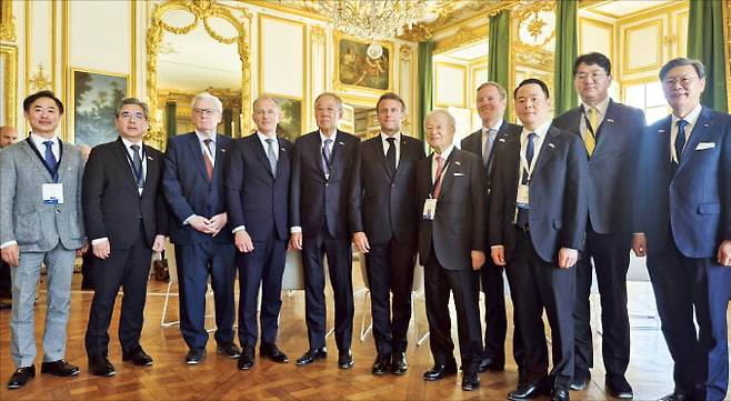 에마뉘엘 마크롱 프랑스 대통령, 류진 한국경제인협회 회장을 비롯한 한국 민간 경제사절단이 19일 프랑스 베르사유궁에서 열린 ‘한-프랑스 특별 라운드테이블’에 참석해 기념 촬영을 하고 있다. 왼쪽부터 오정강 엔켐 대표, 장재훈 현대자동차 부회장, 쟝 르미에르 BNP파리바 회장, 프랑수아 자코브 에어리퀴드 최고경영자(프랑스 측 위원장), 류 회장, 마크롱 대통령, 손경식 CJ 회장, 바우터 반 베르슈 에어버스 수석부사장, 허진수 SPC 사장, 조원태 대한항공 회장, 김창범 한경협 부회장. 한경협 제공
