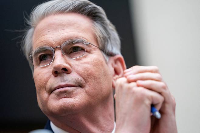 스콧 베선트 미국 재무장관이 지난 7일(현지시간) 미국 워싱턴 국회의사당에서 열린 하원 금융서비스위원회 청문회에 참석해있다. 로이터연합뉴스