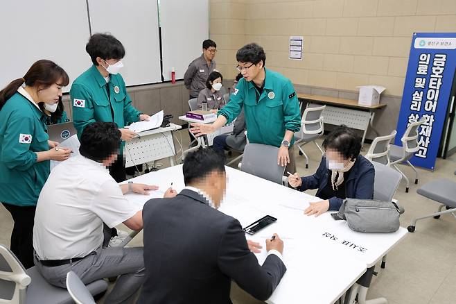 19일 오전 광주 광산구보건소에서 금호타이어 화재로 인한 주민 피해 현황을 접수하는 창구가 운영을 시작했다. 이 창구는 28일까지 10일간 운영된다. 광산구 제공