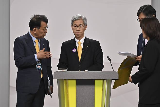 권영국 민주노동당 대선후보가 지난 18일 서울 마포구 상암동 SBS 프리즘센터 스튜디오에서 열린 제21대 대선 1차 후보자 토론회를 준비하고 있다. 국회사진기자단