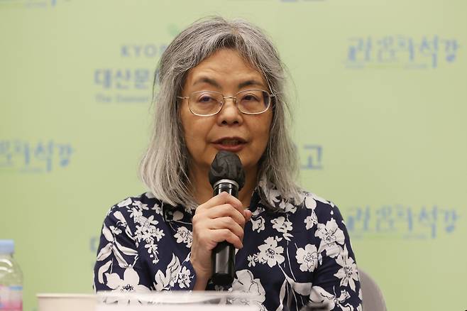 일본 작가 다와다 요코가 19일 서울 종로구 교보빌딩에서 열린 ‘2025 세계작가와의 대화, 다와다 요코 소설가 기자간담회’에서 질문에 답하고 있다. 연합뉴스