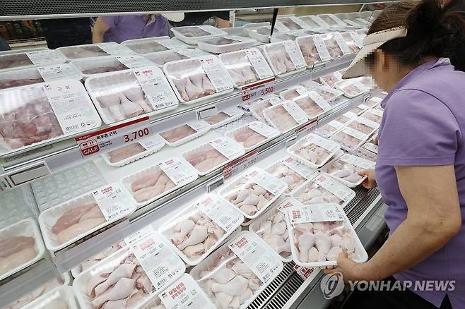 서울 서초구 농협 하나로마트 양재점에 닭고기가 진열되어 있다. 연합뉴스