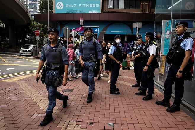 홍콩 경찰이 톈안먼 항쟁 35주년인 2024년 6월 4일 코즈웨이 거리 일대를 순찰하고 있다./AFP연합뉴스