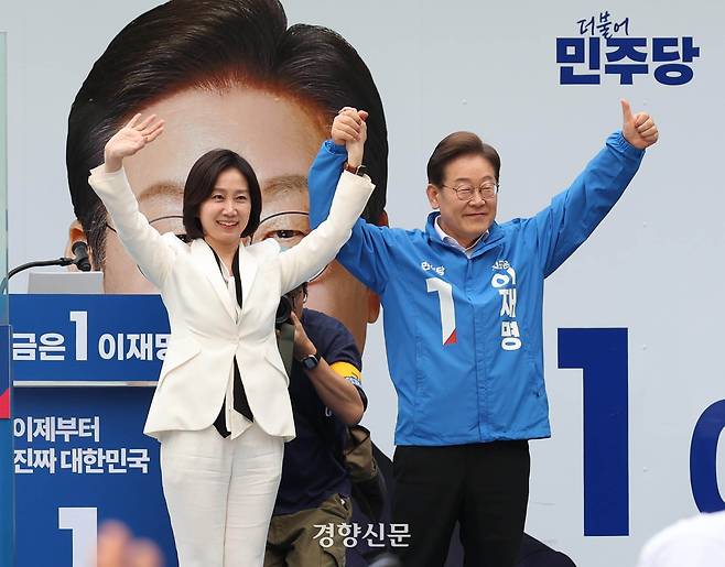 이재명 더불어민주당 대선 후보가 19일 오후 서울 영등포구 타임스퀘어 앞에서 열린 유세에서 허은아 전 개혁신당 대표와 손을 맞잡고 지지를 호소하고 있다. 박민규 선임기자