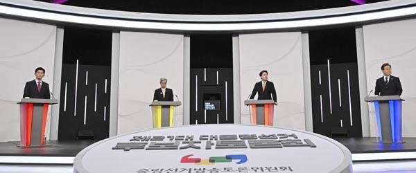 제21대 대통령 선거 후보자들이 지난 18일 1차 토론회 준비를 하고 있다. 왼쪽부터 국민의힘 김문수, 민주노동당 권영국, 개혁신당 이준석, 더불어민주당 이재명 후보. 연합뉴스