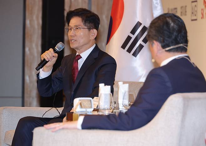 Conservative People Power Party presidential candidate Kim Moon-soo (left) speaks with James Kim, Chairman and CEO of the American Chamber of Commerce in Korea, during a luncheon hosted by AmCham Korea at the Four Seasons Hotel in Seoul on Monday. (Yonhap)