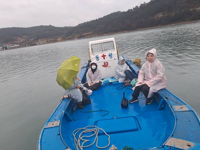 함께 섬마을 전도에 동참하려고 달려온 전도팀의 열심을 동광호도 응원을 보태며 먼 바다 건너로 우리를 데려다 줍니다.