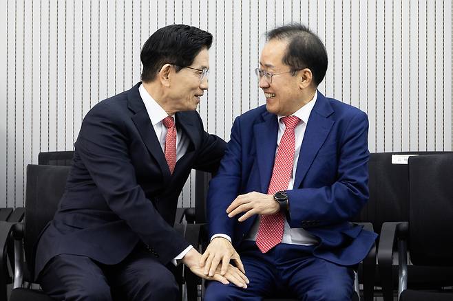 지난달 29일 국민의힘 대선 후보 경선 당시 대화하는 김문수 후보(왼쪽)와 홍준표 전 대구시장. 국회사진기자단