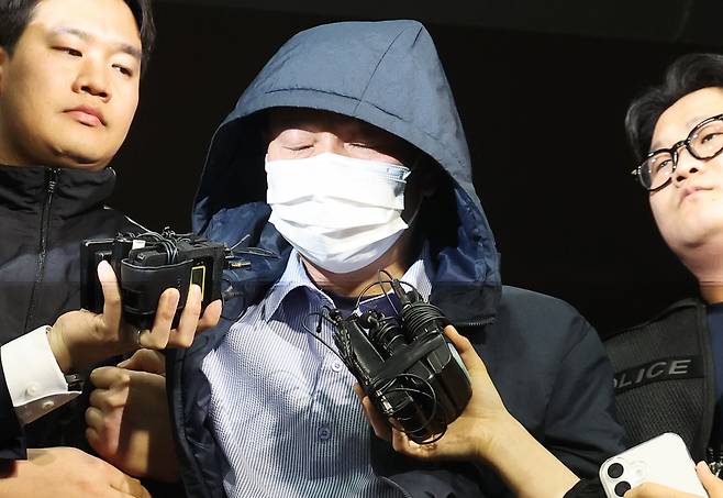 시흥 흉기사건의 용의자인 차철남이 19일 경찰에 긴급체포돼 경기 시흥경찰서로 압송되고 있다. 연합뉴스