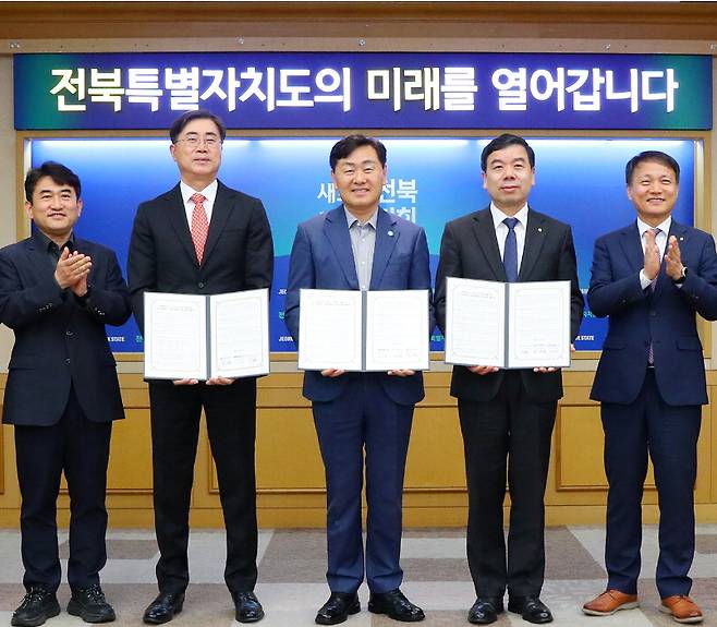 지난 9일 열린 '1인 자영업자 사회보험료 지원' 업무협약식에서 김관영 전북지사(왼쪽 셋째), 박종길 근로복지공단 이사장(왼쪽 넷째) 등이 기념촬영을 하고 있다. 근로복지공단