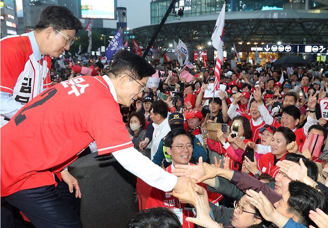 시민들과 악수하고 김문수 국민의힘 대선 후보가 19일 서울 중구 서울역 광장에서 집중 유세를 펼치며 시민들과 악수를 나누고 있다. 김 후보는 이날 청년·노인 등 사회적 약자를 지원하는 공약을 발표했다. 이충우 기자