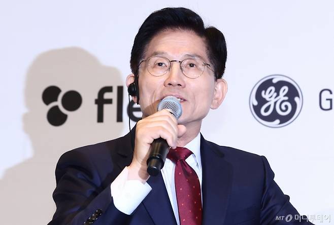 (서울=뉴스1) 김민지 기자 = 김문수 국민의힘 대통령 후보가 19일 서울 종로구 포시즌스호텔에서 열린 주한미국상공회의소(암참) 간담회에서 제임스 김 암참 회장과 대담하고 있다. 2025.5.19/뉴스1 Copyright (C) 뉴스1. All rights reserved. 무단 전재 및 재배포, AI학습 이용 금지. /사진=(서울=뉴스1) 김민지 기자