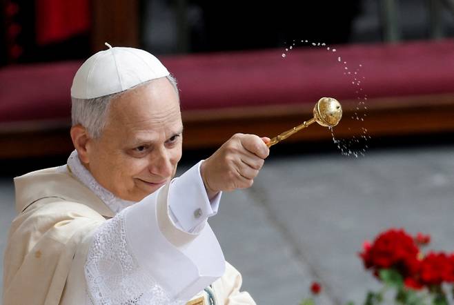 미국 출신 교황으로 취임한 레오 14세가 바티칸 성베드로 광장에서 열린 즉위 미사를 통해 제267대 교황으로 공식 취임했다. 사진은 지난 18일(현지시각) 교황 레오 14세가 바티칸 성베드로 광장에서 열린 첫 미사에서 신자들에게 축복을 보내는 모습. /사진=로이터