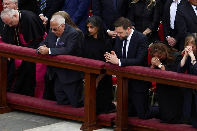 미국 출신 교황으로 취임한 레오 14세가 바티칸 성베드로 광장에서 열린 즉위 미사를 통해 제267대 교황으로 공식 취임했다. 사진은 지난 18일(현지시각) 미국 부통령 JD 밴스와 그의 아내 우샤 밴스가 바티칸에서 열린 교황 레오 14세의 첫 미사에서 기도하는 모습. /사진=로이터