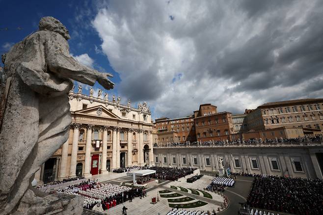 미국 출신 교황으로 취임한 레오 14세가 바티칸 성베드로 광장에서 열린 즉위 미사를 통해 제267대 교황으로 공식 취임했다. 사진은 지난18일(현지시각) 바티칸 성베드로 광장에서 교황 레오 14세의 첫 미사가 진행되는 모습. /사진=로이터