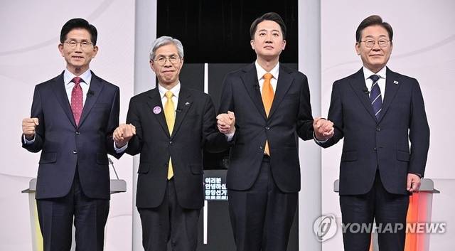 18일 진행된 첫 대선 후보자 토론회. 연합뉴스